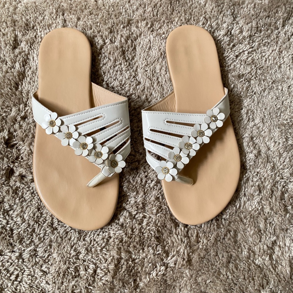 White flower detail flip flops. Sz7